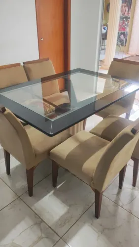 Mesa com tampo de vidro