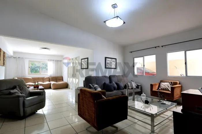 Casa com 728m de terreno e 276m de área construída. 3 Quartos com Dependência. 9 vagas par