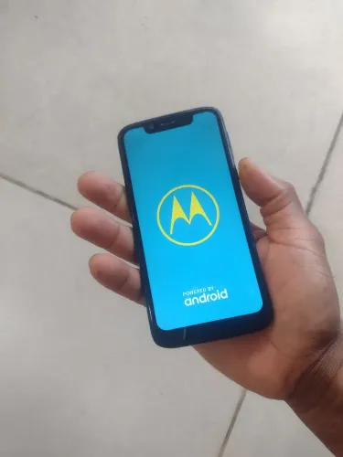 Moto G7 play, 32 gigas e biometria,Android 10 por 100 reais.
