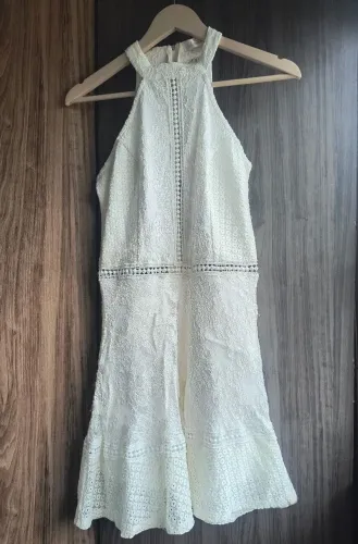 Vestido branco creme de renda