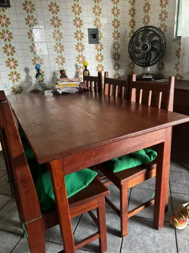 Mesa de Madeira Maciça + Cadeiras | Pouco uso