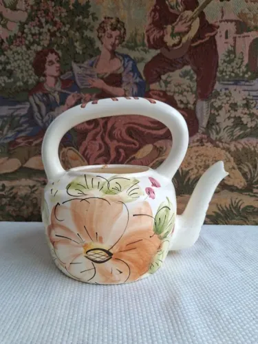 Chaleira de cerâmica pintada a mão antiga