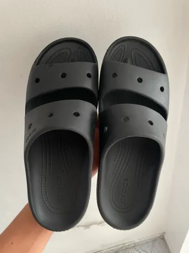 CROCS ORIGINAL PRETA E BRANCA