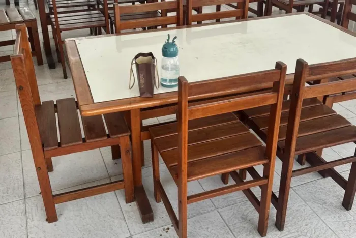 Mesa de madeira c/06 cadeiras