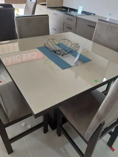 Mesa com 4 cadeiras