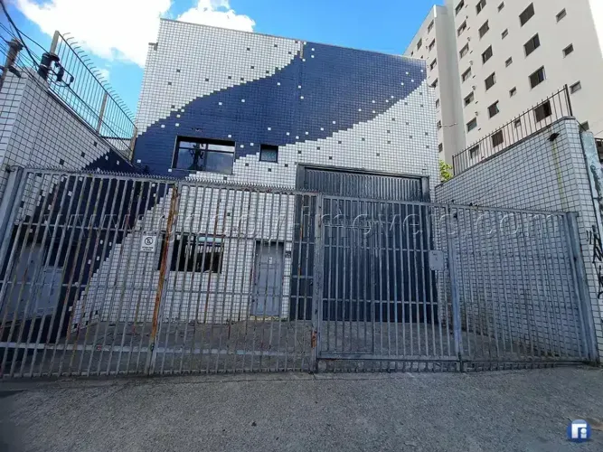 O imóvel está localizado no bairro Alto da Mooca  bem conservado, com 520m