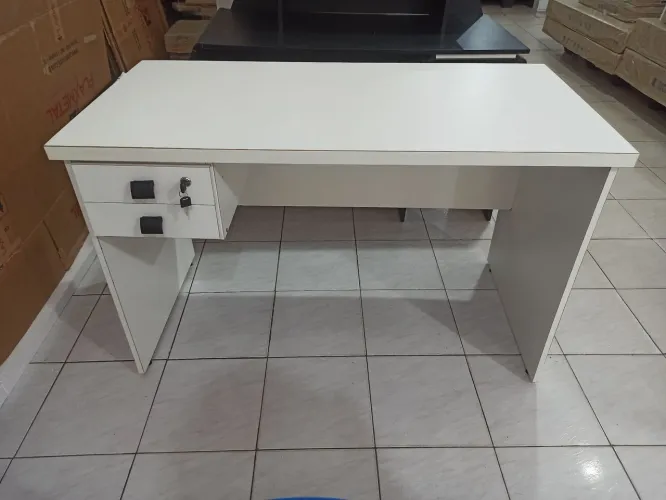 Mesa com 2 gavetas na cor branca