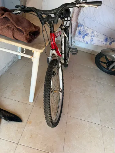 Vendo bike aro 26 em boas condições peça tudo trocada só o quadro que não
