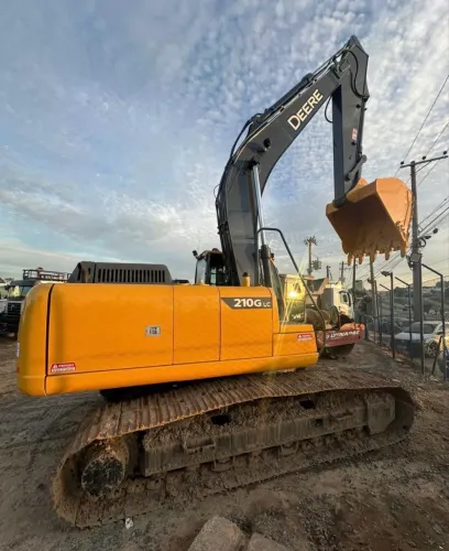 Pá Carregadeira JCB 422 ano 2023 com 1.500 horas e ar condicionado, em SP 