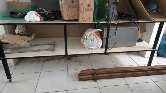 Mesa de ferro revestida com aluminio,com prateleira em baixo