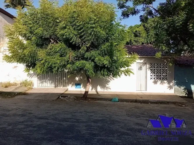 VENDO: CASA SOLTA ESPAÇOSA / 03 QUARTOS / 03 VAGAS / AO LADO AV BERNARDO MANUEL / ITAPERI
