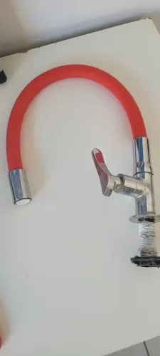 Torneira de bancada cromada e silicone vermelho