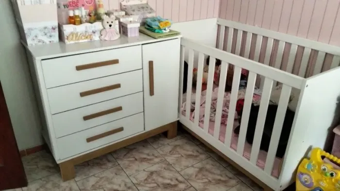 Berço que vira cama em madeira de qualidade acompanha colchão nunca usado