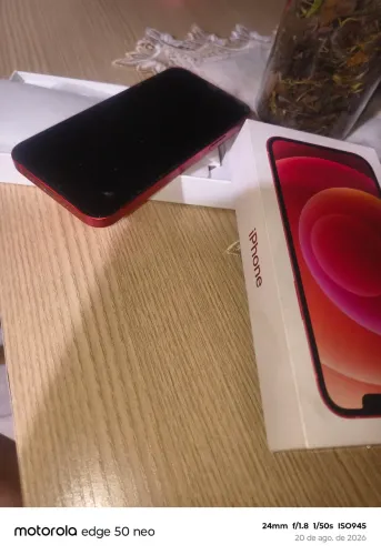 iPhone 12, vermelho, muito novo. 64 gb.