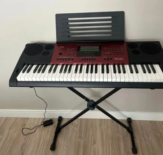 Teclado Cásio CTK 6250 com 61 teclas.