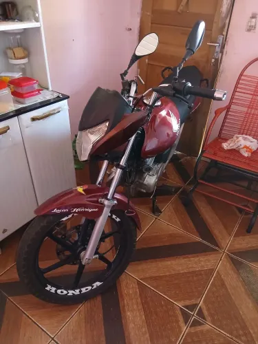Vendo essa moto 12 mil motivo de viagem urgente