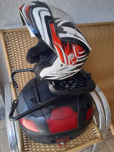 Capacete, baú de moto e churrasqueira para moto.