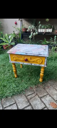 Criado mudo mesinha de madeira decorada vintage