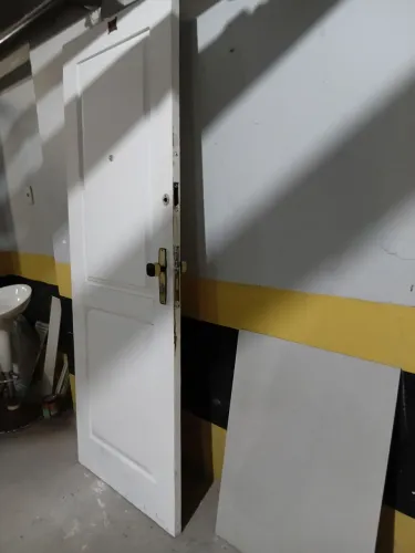 Vendo porta de entrada de um apartamento