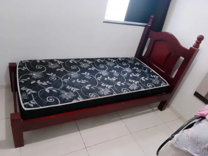 Cama com colchão solteiro