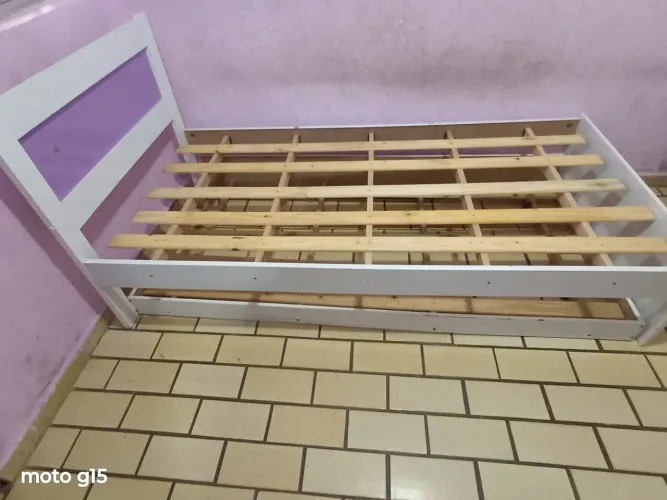 Cama de solteiro com auxiliar