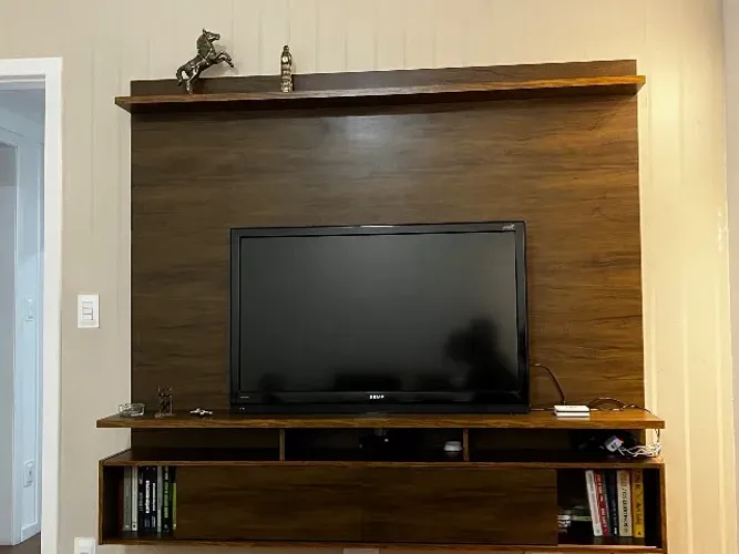PAINEL DE MADEIRA + TELEVISÃO LCD 42 POLEGADAS