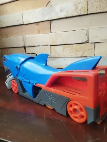 Carro Hot Wheels city guincho Tubarão 