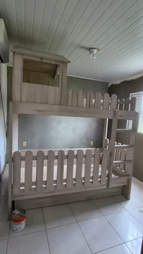 Cama triliche toda em MDF, projeto mandado fazer.