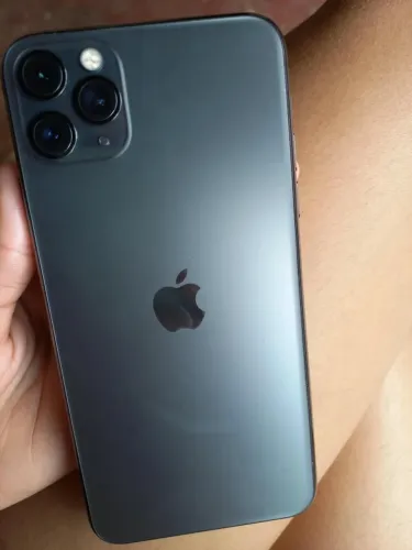 iPhone11 pro max. tem somente um trinco que não interfere em nada!