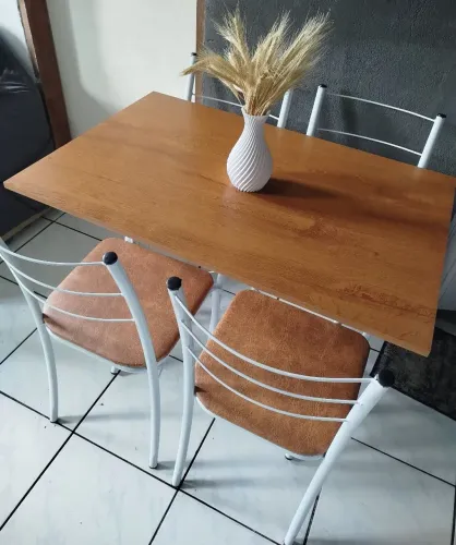 Mesa com 4 cadeiras