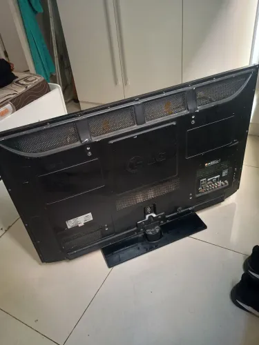 Televisão LG com defeito no chip da placa, ótimo para pegar peças.