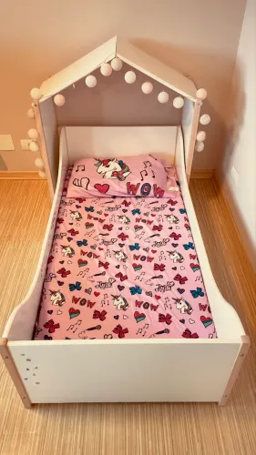 Cama infantil com cabeceira casinha