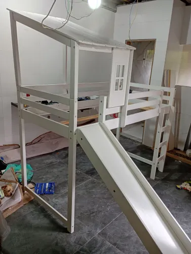 Cama de criança com escorregador casinha
