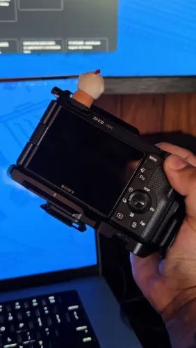 Câmera SONY ZVE10 + Lente do Kit + SmallRig