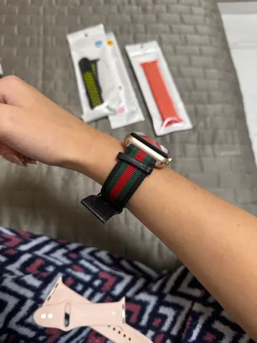 Pulseira de Couro Preta Apple Watch 42/44 mm - Detalhe de listras Verde/Vermelho