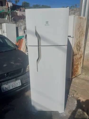 Vende-se Geladeira Electrolux Mod DC44 276Lt Frost free. Valor 950,00.