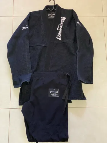 2 Kimonos Stormstrong semi novos A3