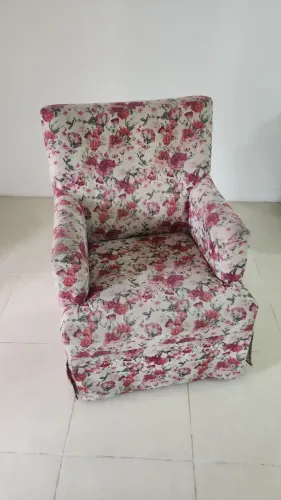 Poltrona confortável giratória em suede