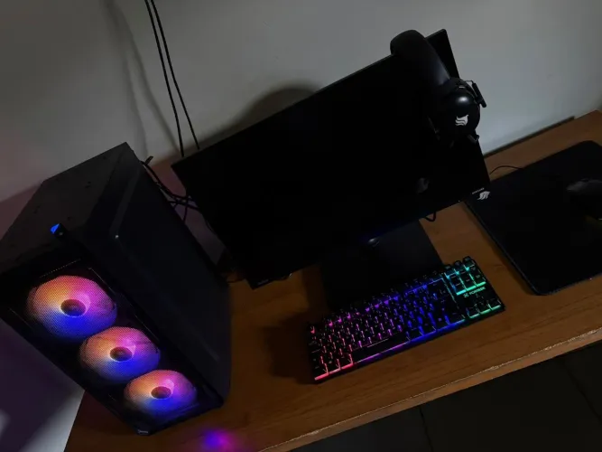  Vendo PC completo (gabinete, monitor e periféricos)