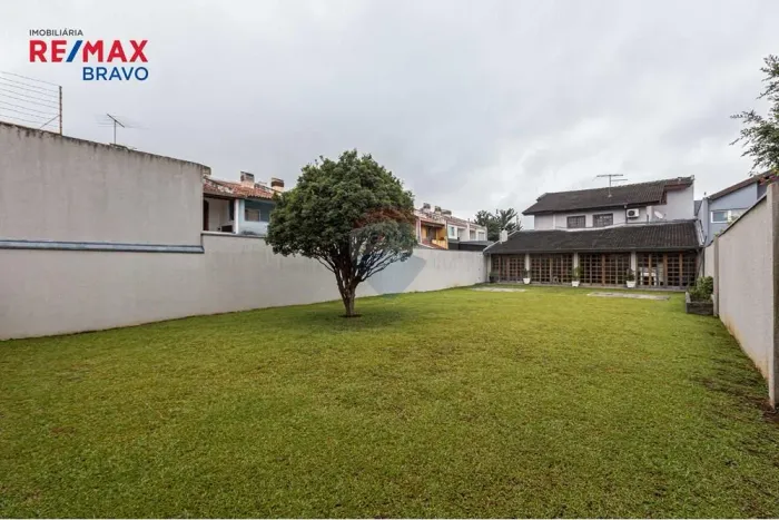 Casa com quintal, 4 quartos, vagas pra 7 carros, com 597m2 de terreno, Bairro Jardim das A