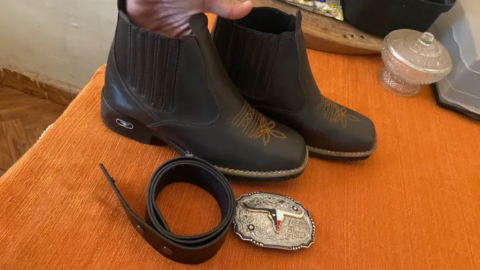 Sinto de fivela e bota