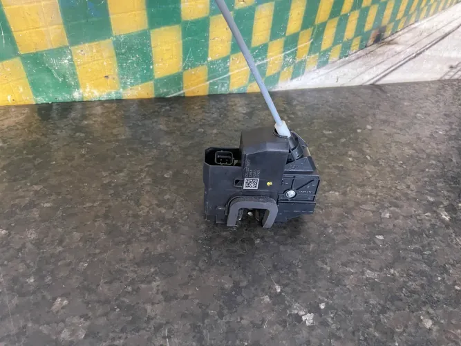 Tranca porta dianteira esquerda fita strada 2020 a 2026 00522076020