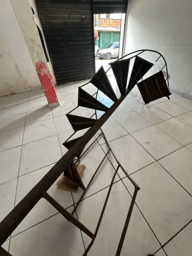 Vendo escada aspiral usada