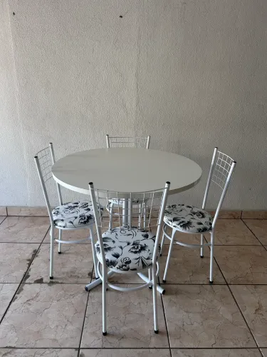 Mesa com 4 Cadeiras Branca Redonda