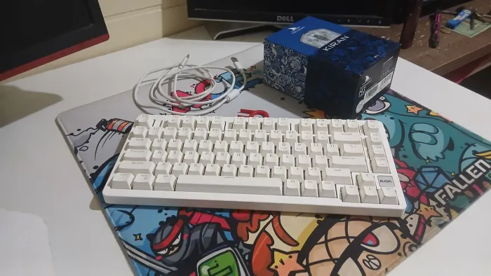Teclado magnético, microfone fifine, mouse