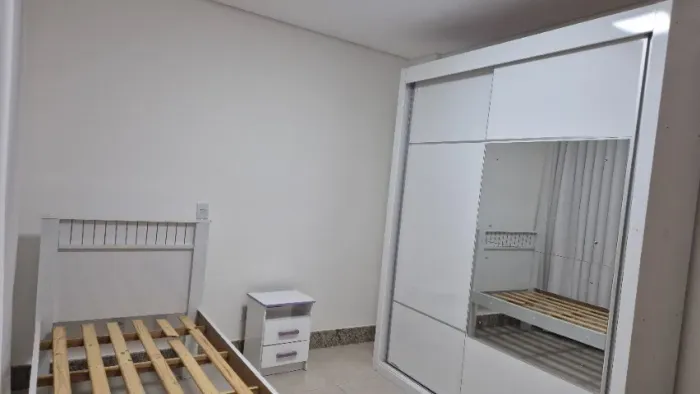 Vendo Guarda Roupa, Cama, Criado e Mesa