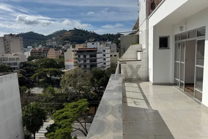 Cobertura Ampla e ensolarada com duas Suítes 2 vagas a venda no centro de Nova Friburgo