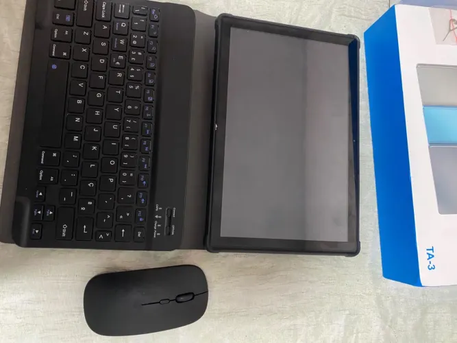Tablet com teclado e mouse