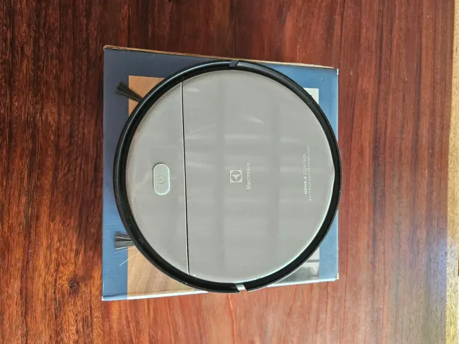 Robô aspirador Eletrolux ERB20 excelente, pouco tempo de uso, novinho na caixa