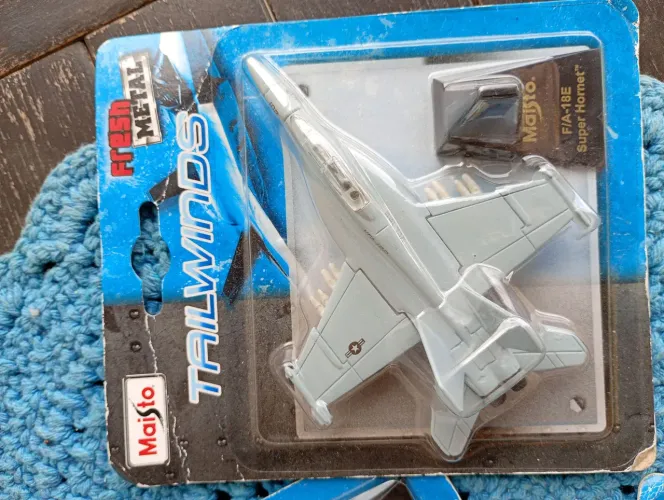 1 Brinquedo Maisto Aviões e helicópteros